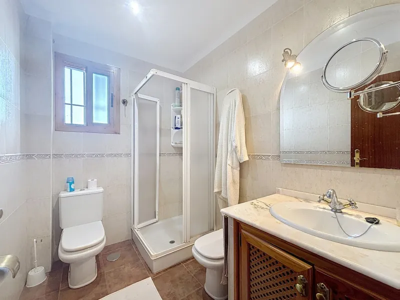 This finca in Periana offers spaciousness, comfort and a privileged natural environment, ideal for both family use and investment thanks to its two completely independent floors. On the ground floor we find a very spacious house that has 4 bedrooms, 2 bat