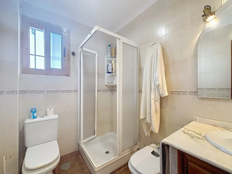 This finca in Periana offers spaciousness, comfort and a privileged natural environment, ideal for both family use and investment thanks to its two completely independent floors. On the ground floor we find a very spacious house that has 4 bedrooms, 2 bat
