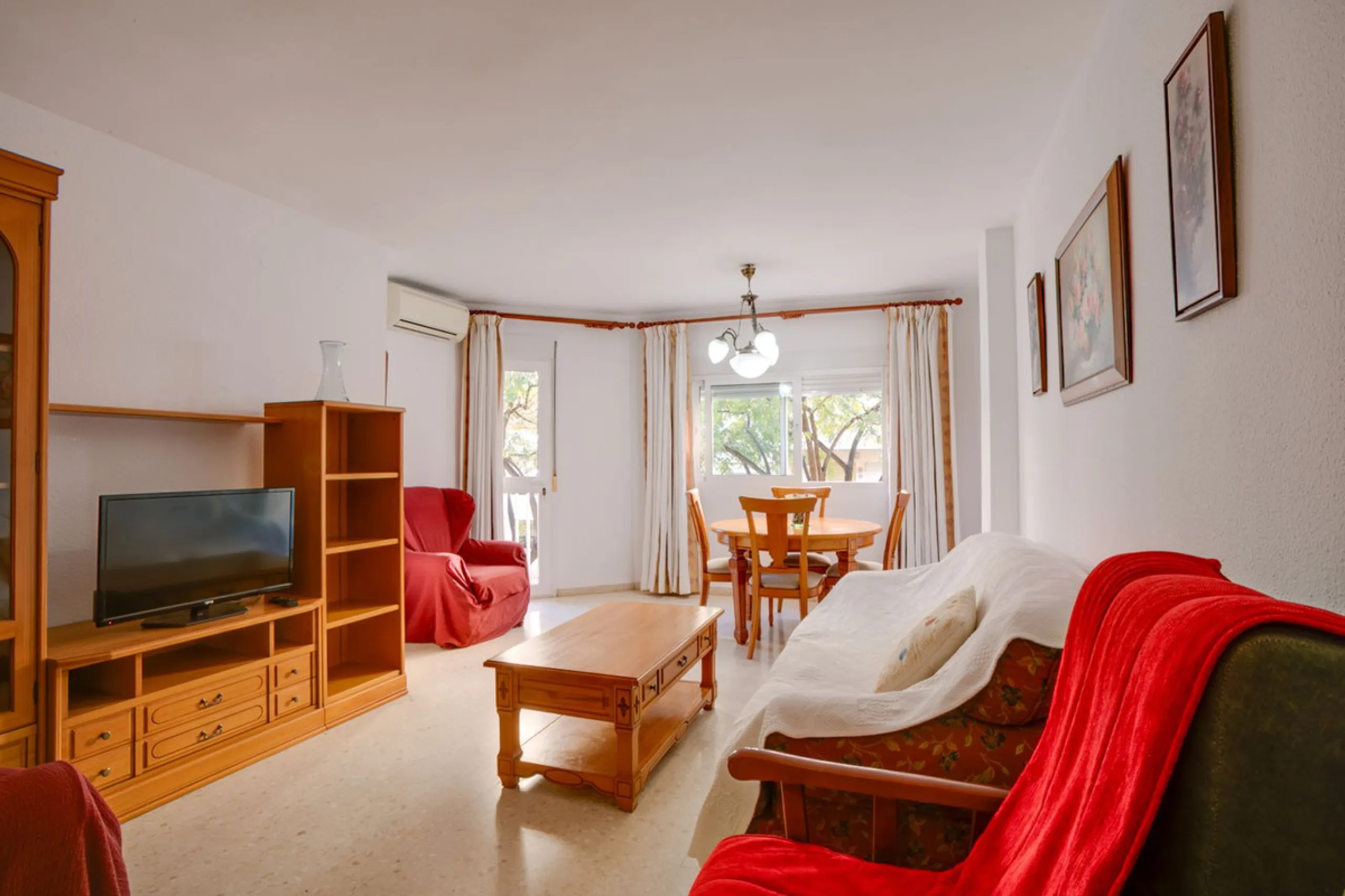 Perfectly located in the city centre of Estepona this bright and spacious 4 bedroom apartment is perfect for a permanent living. With a large living room with access to the terrace, very spacious kitchen with room for a table, 4 good sized bedrooms one of
