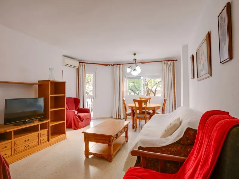 Perfectly located in the city centre of Estepona this bright and spacious 4 bedroom apartment is perfect for a permanent living. With a large living room with access to the terrace, very spacious kitchen with room for a table, 4 good sized bedrooms one of