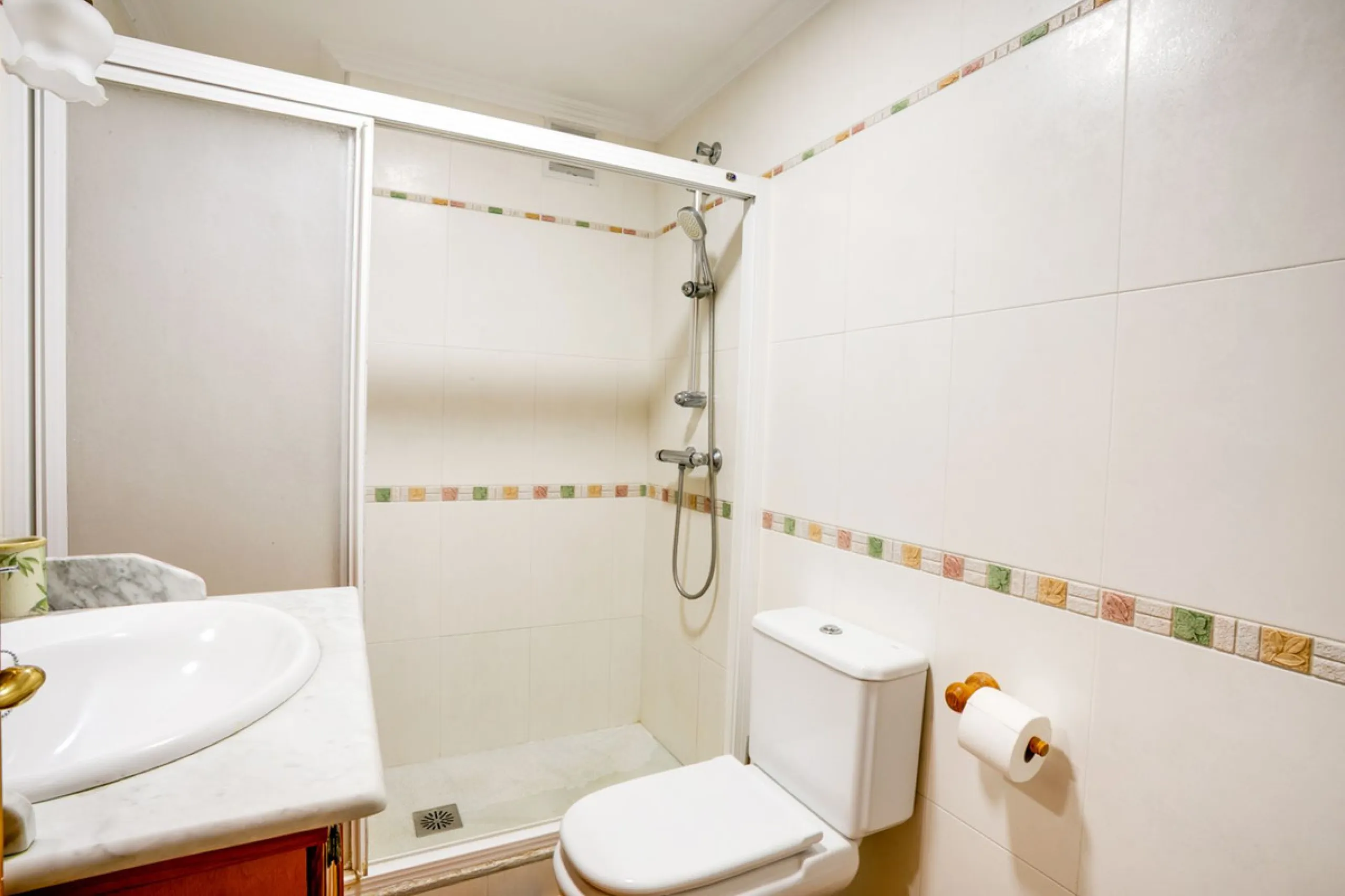 Perfectly located in the city centre of Estepona this bright and spacious 4 bedroom apartment is perfect for a permanent living. With a large living room with access to the terrace, very spacious kitchen with room for a table, 4 good sized bedrooms one of