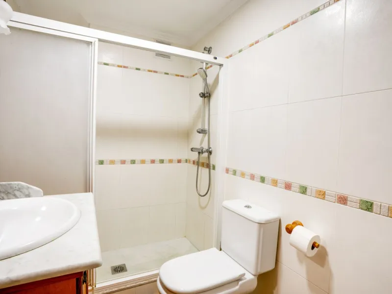 Perfectly located in the city centre of Estepona this bright and spacious 4 bedroom apartment is perfect for a permanent living. With a large living room with access to the terrace, very spacious kitchen with room for a table, 4 good sized bedrooms one of