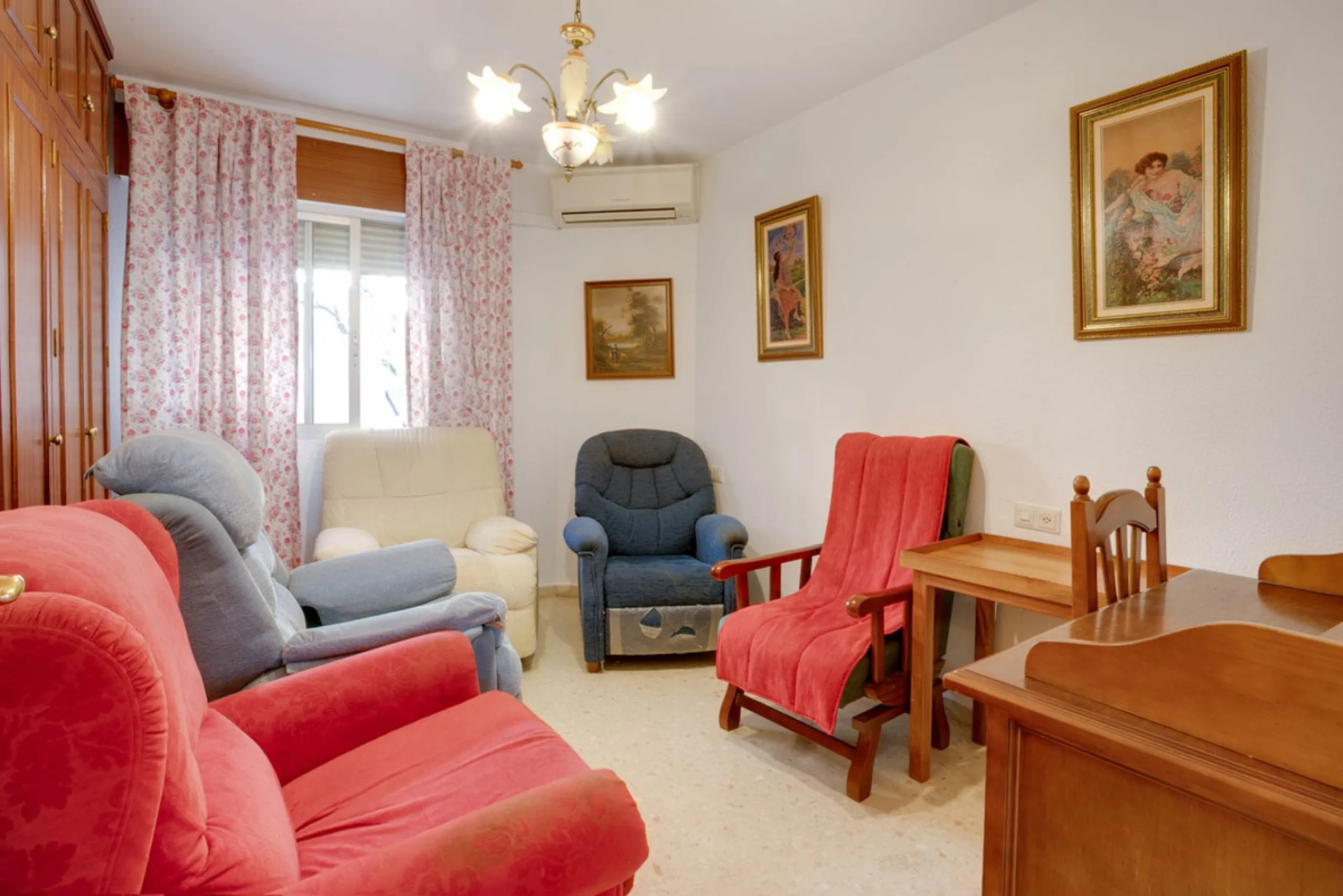 Perfectly located in the city centre of Estepona this bright and spacious 4 bedroom apartment is perfect for a permanent living. With a large living room with access to the terrace, very spacious kitchen with room for a table, 4 good sized bedrooms one of