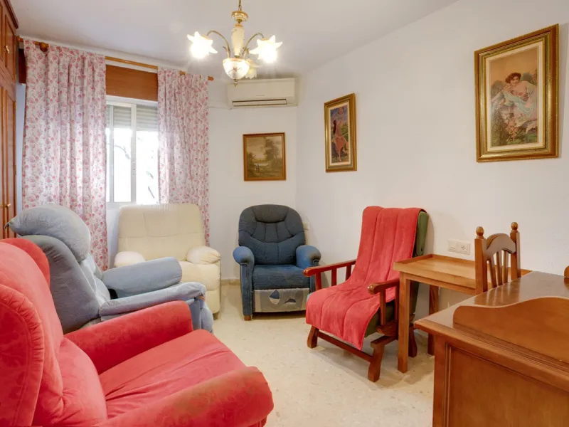 Perfectly located in the city centre of Estepona this bright and spacious 4 bedroom apartment is perfect for a permanent living. With a large living room with access to the terrace, very spacious kitchen with room for a table, 4 good sized bedrooms one of