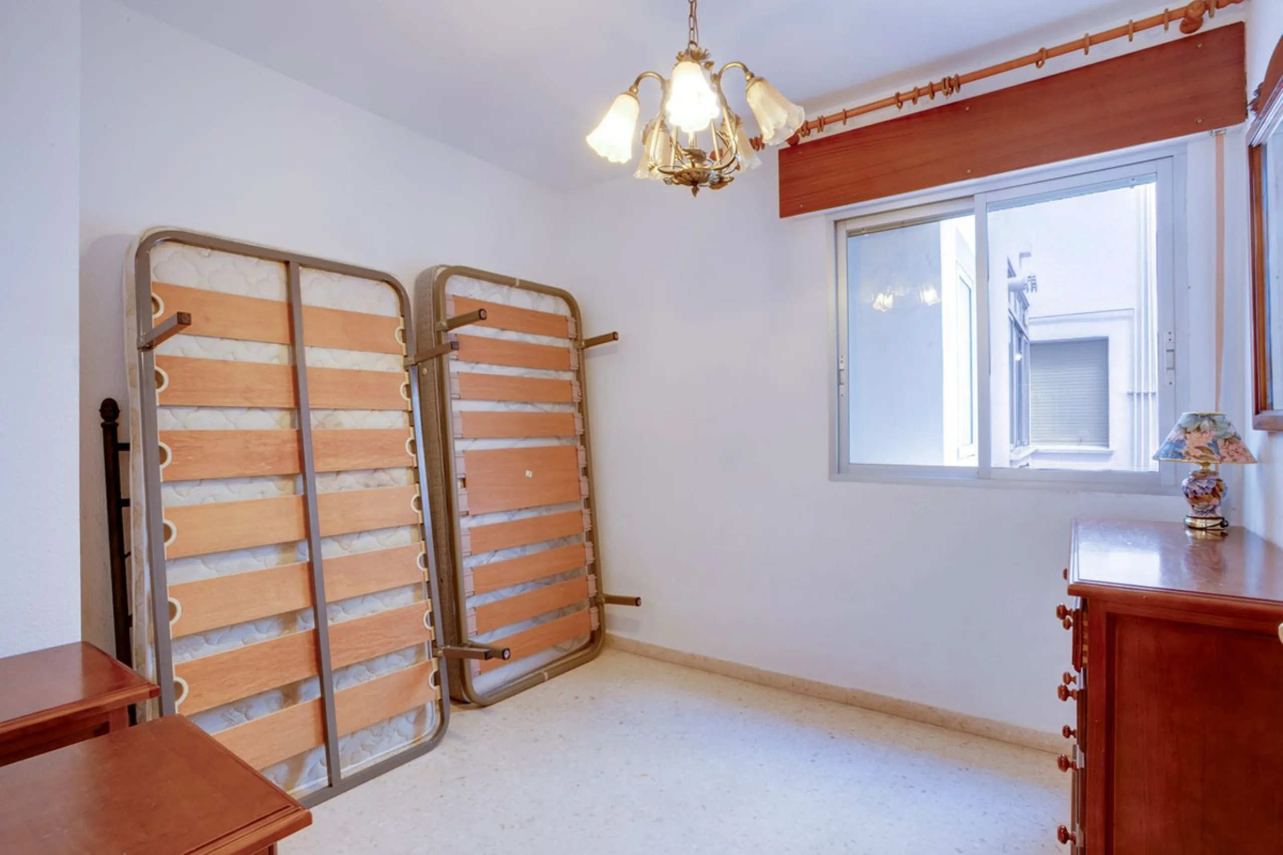 Perfectly located in the city centre of Estepona this bright and spacious 4 bedroom apartment is perfect for a permanent living. With a large living room with access to the terrace, very spacious kitchen with room for a table, 4 good sized bedrooms one of