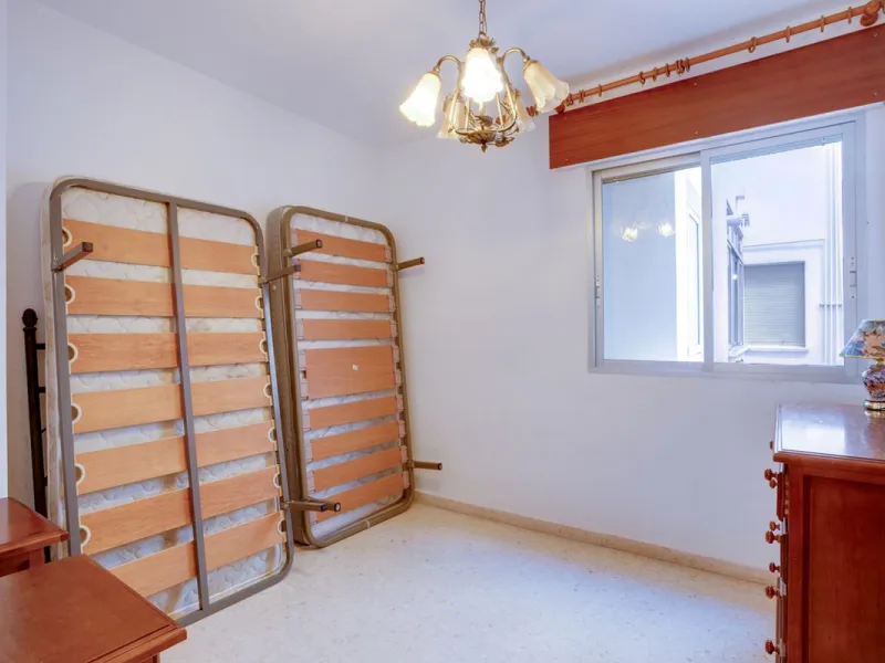 Perfectly located in the city centre of Estepona this bright and spacious 4 bedroom apartment is perfect for a permanent living. With a large living room with access to the terrace, very spacious kitchen with room for a table, 4 good sized bedrooms one of