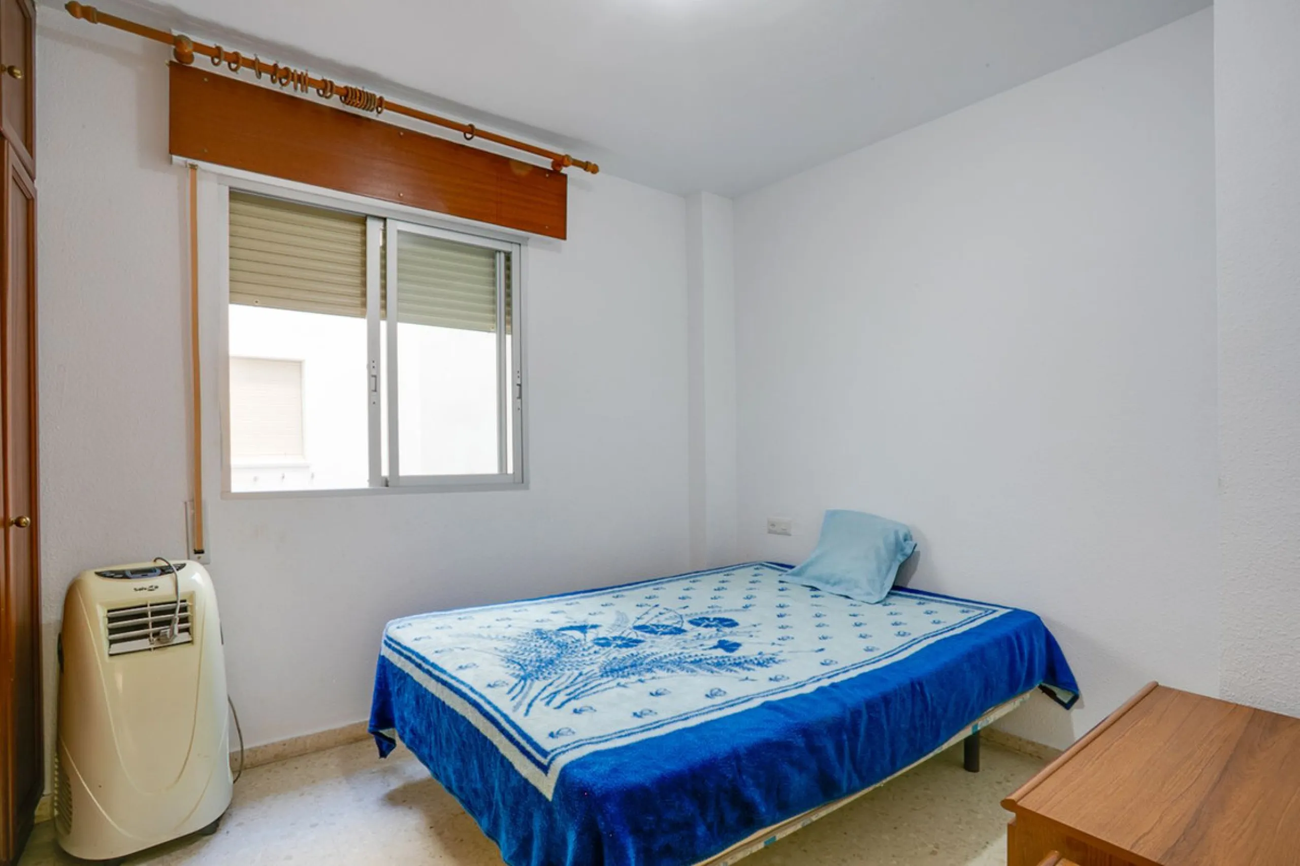 Perfectly located in the city centre of Estepona this bright and spacious 4 bedroom apartment is perfect for a permanent living. With a large living room with access to the terrace, very spacious kitchen with room for a table, 4 good sized bedrooms one of