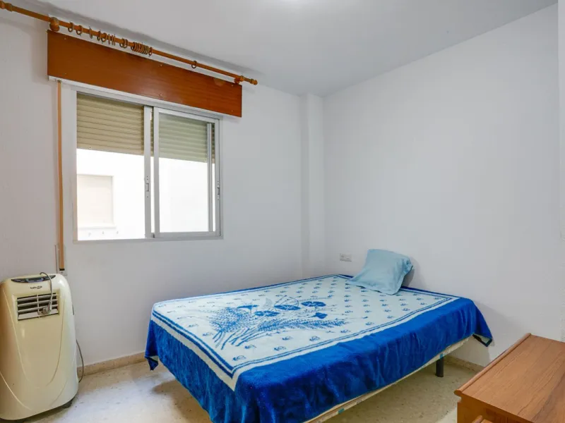 Perfectly located in the city centre of Estepona this bright and spacious 4 bedroom apartment is perfect for a permanent living. With a large living room with access to the terrace, very spacious kitchen with room for a table, 4 good sized bedrooms one of