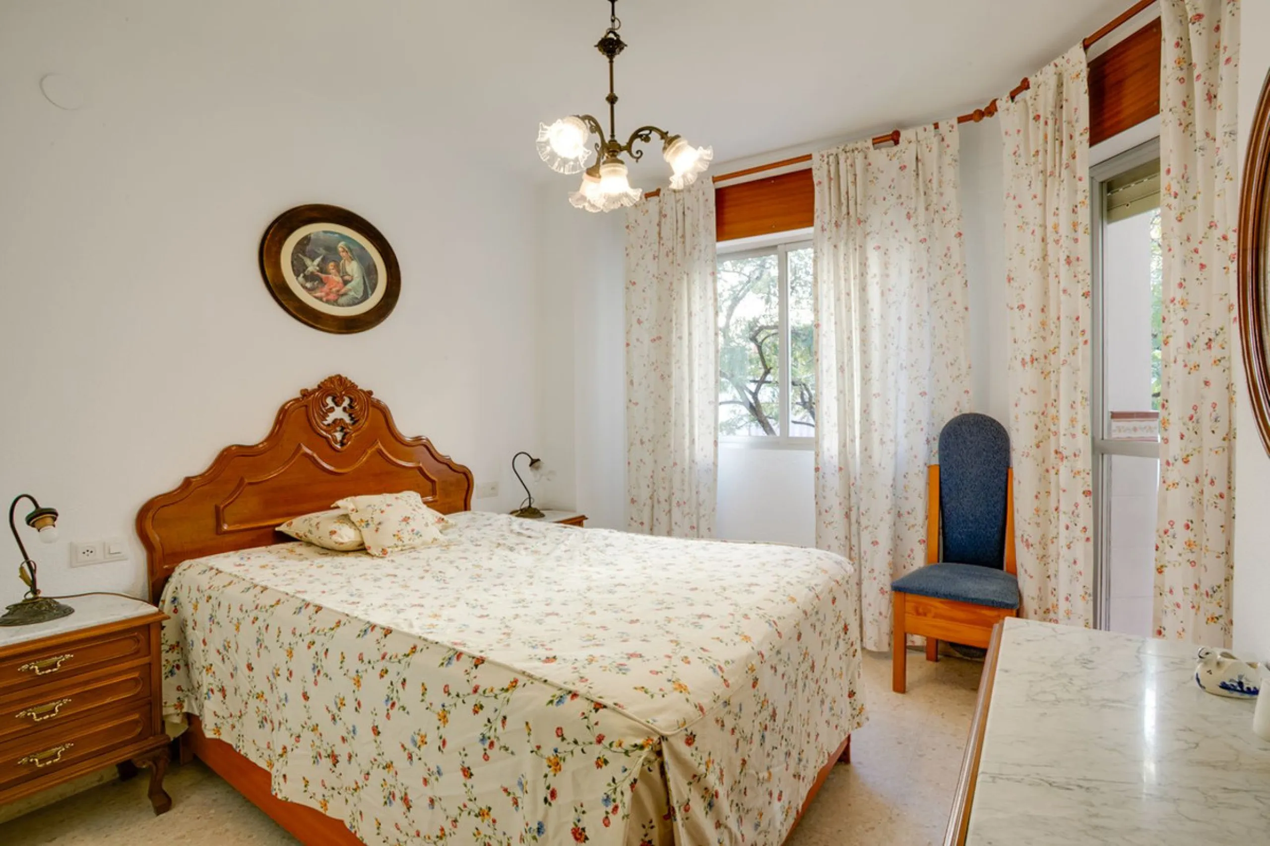Perfectly located in the city centre of Estepona this bright and spacious 4 bedroom apartment is perfect for a permanent living. With a large living room with access to the terrace, very spacious kitchen with room for a table, 4 good sized bedrooms one of