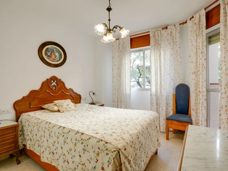 Perfectly located in the city centre of Estepona this bright and spacious 4 bedroom apartment is perfect for a permanent living. With a large living room with access to the terrace, very spacious kitchen with room for a table, 4 good sized bedrooms one of