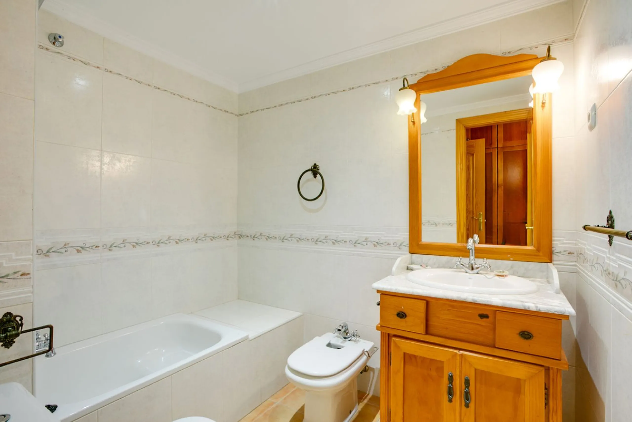 Perfectly located in the city centre of Estepona this bright and spacious 4 bedroom apartment is perfect for a permanent living. With a large living room with access to the terrace, very spacious kitchen with room for a table, 4 good sized bedrooms one of
