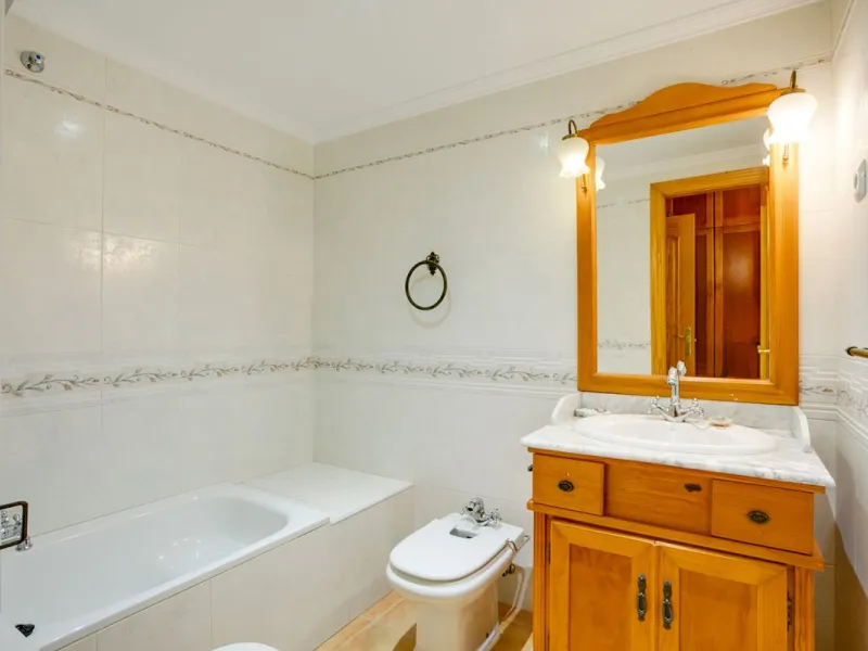 Perfectly located in the city centre of Estepona this bright and spacious 4 bedroom apartment is perfect for a permanent living. With a large living room with access to the terrace, very spacious kitchen with room for a table, 4 good sized bedrooms one of