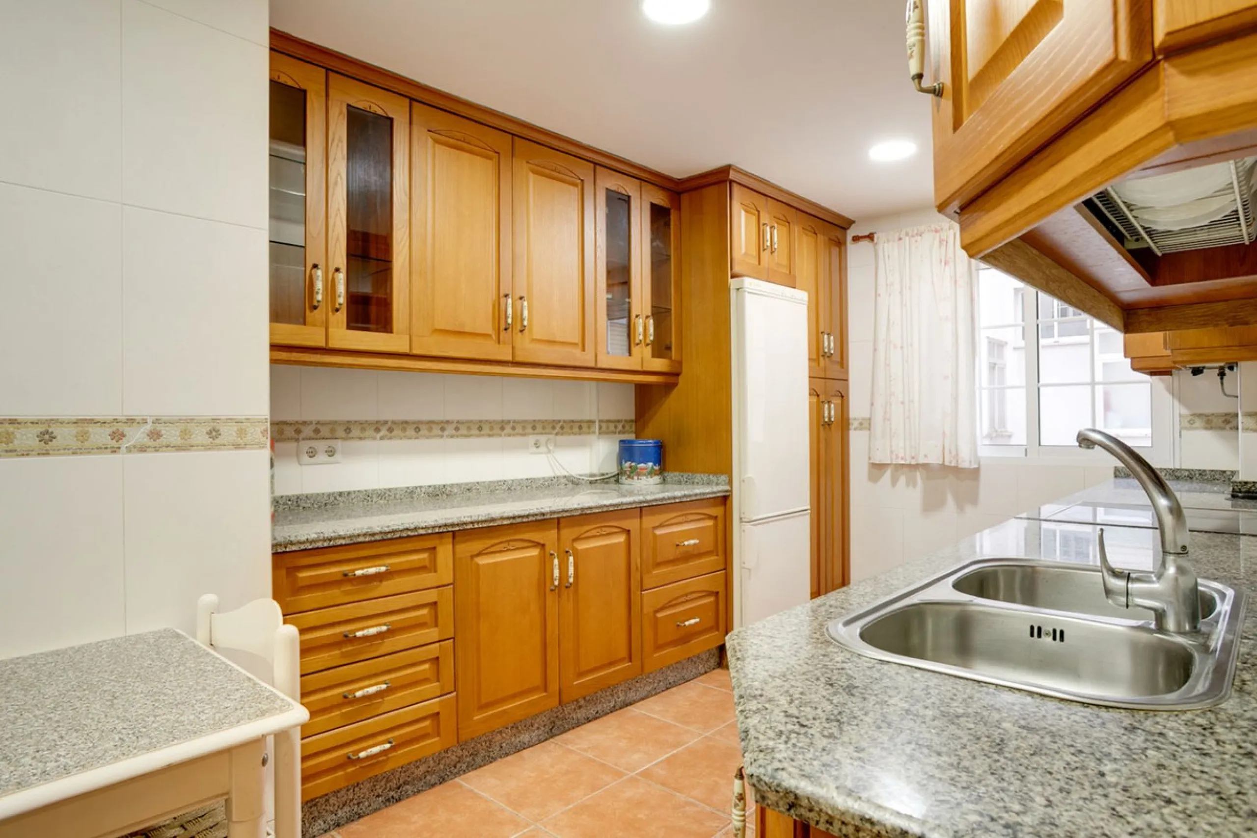 Perfectly located in the city centre of Estepona this bright and spacious 4 bedroom apartment is perfect for a permanent living. With a large living room with access to the terrace, very spacious kitchen with room for a table, 4 good sized bedrooms one of
