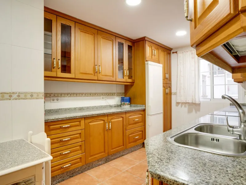 Perfectly located in the city centre of Estepona this bright and spacious 4 bedroom apartment is perfect for a permanent living. With a large living room with access to the terrace, very spacious kitchen with room for a table, 4 good sized bedrooms one of