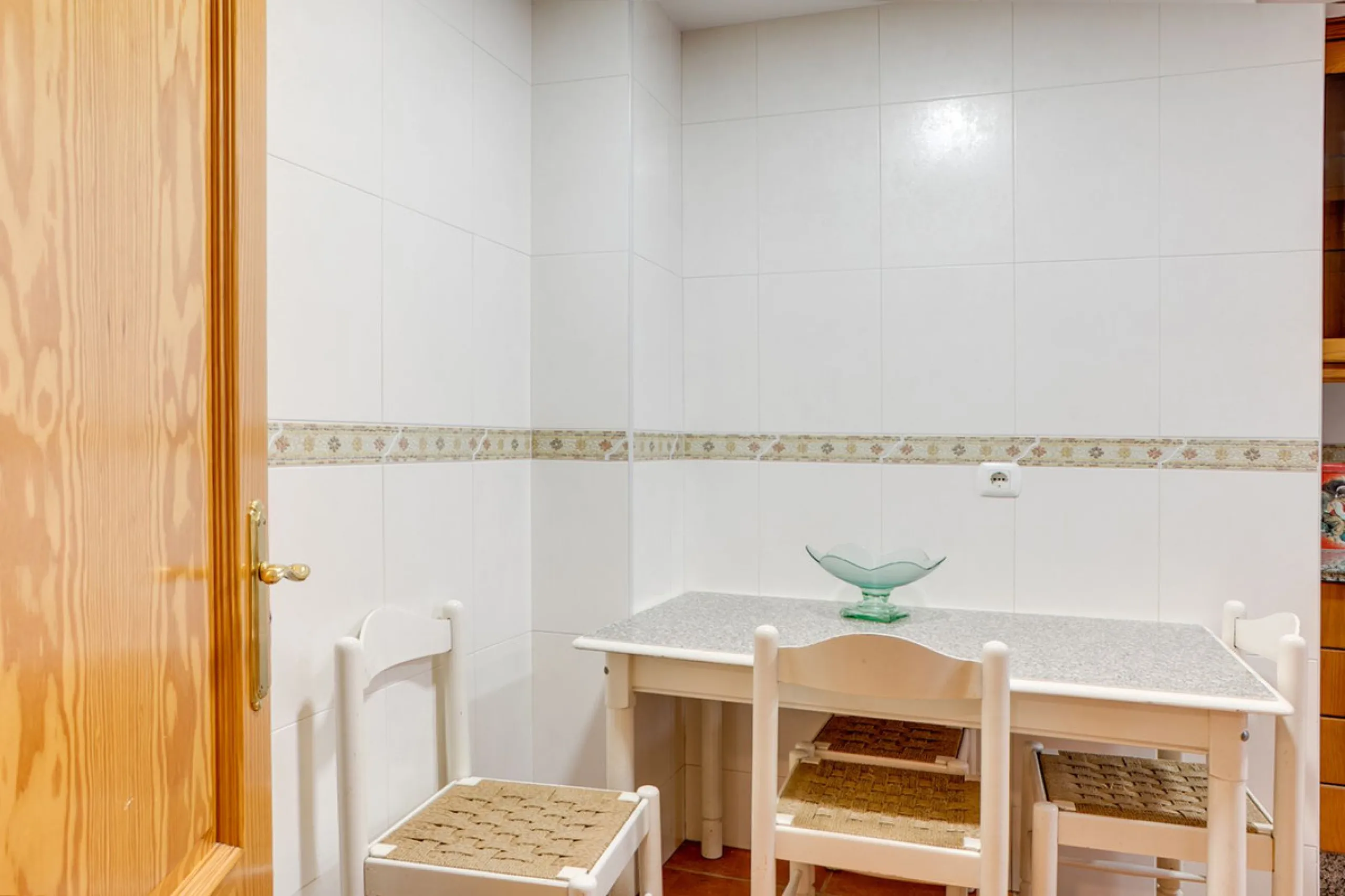 Perfectly located in the city centre of Estepona this bright and spacious 4 bedroom apartment is perfect for a permanent living. With a large living room with access to the terrace, very spacious kitchen with room for a table, 4 good sized bedrooms one of
