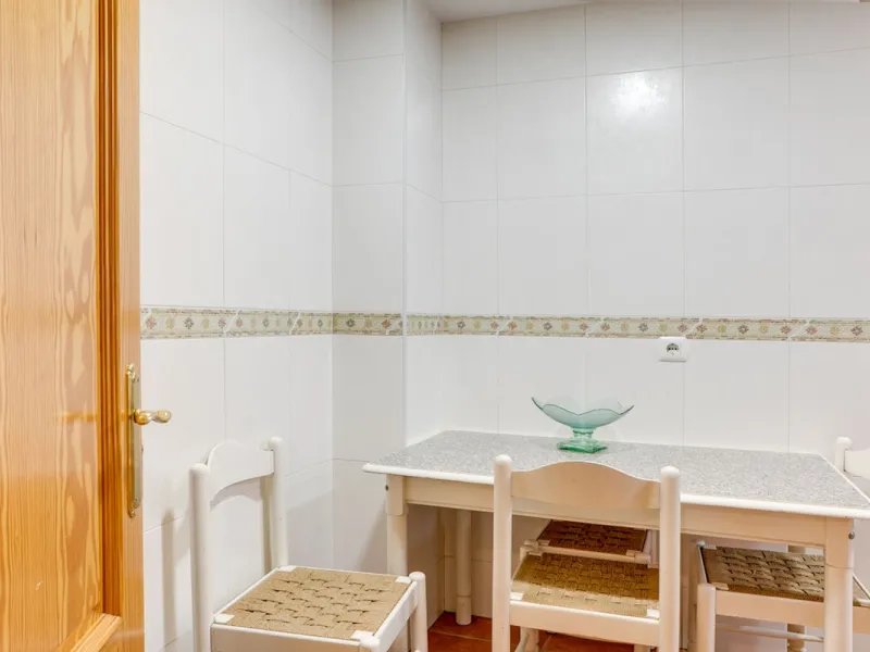 Perfectly located in the city centre of Estepona this bright and spacious 4 bedroom apartment is perfect for a permanent living. With a large living room with access to the terrace, very spacious kitchen with room for a table, 4 good sized bedrooms one of