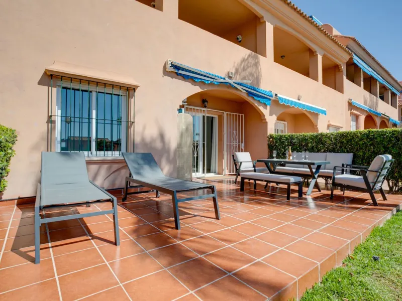 Spacious 2-Bedroom Garden Apartment Near Estepona Port