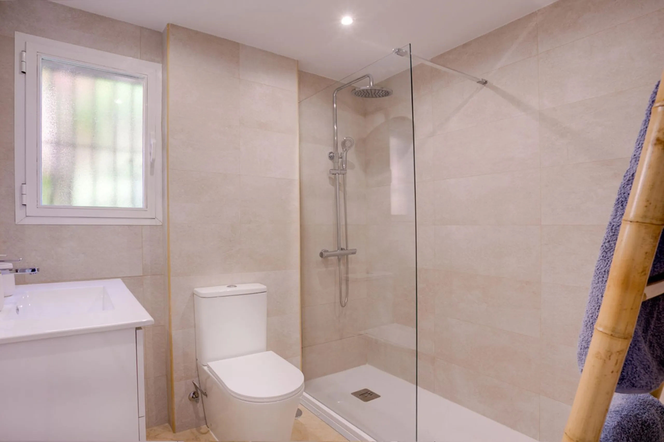 Spacious 2-Bedroom Garden Apartment Near Estepona Port