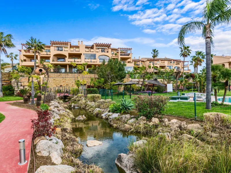 STUNNING 3-BEDROOM PENTHOUSE WITH PANORAMIC SEA AND MOUNTAIN VIEWS