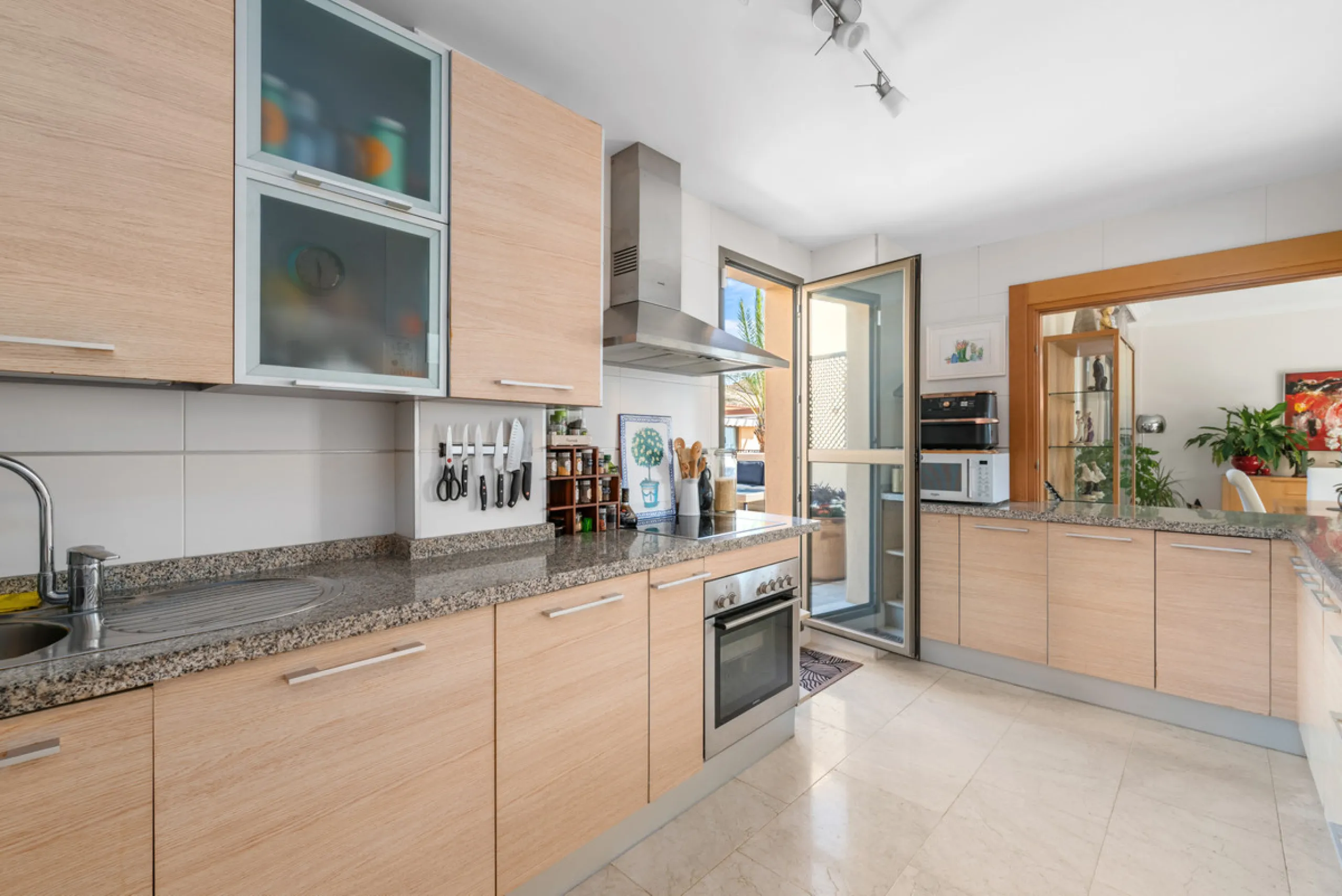 STUNNING 3-BEDROOM PENTHOUSE WITH PANORAMIC SEA AND MOUNTAIN VIEWS