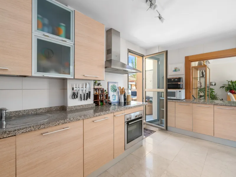 STUNNING 3-BEDROOM PENTHOUSE WITH PANORAMIC SEA AND MOUNTAIN VIEWS