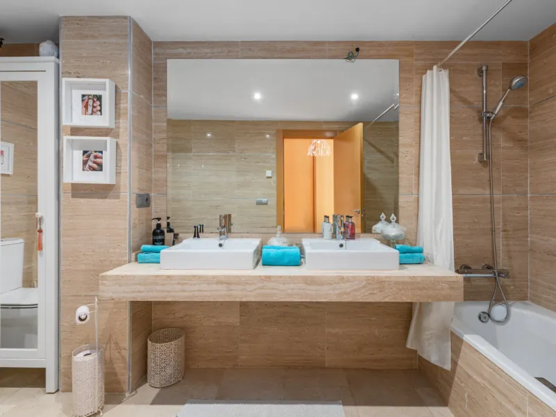 STUNNING 3-BEDROOM PENTHOUSE WITH PANORAMIC SEA AND MOUNTAIN VIEWS