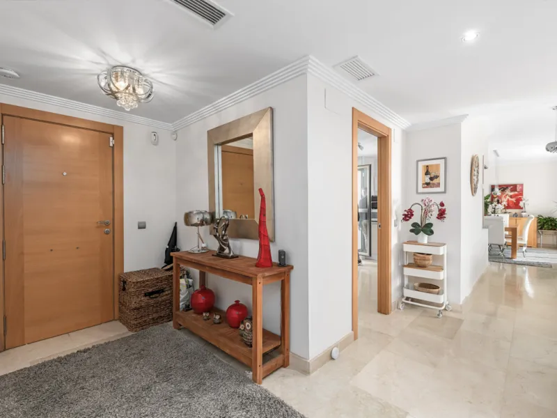 STUNNING 3-BEDROOM PENTHOUSE WITH PANORAMIC SEA AND MOUNTAIN VIEWS