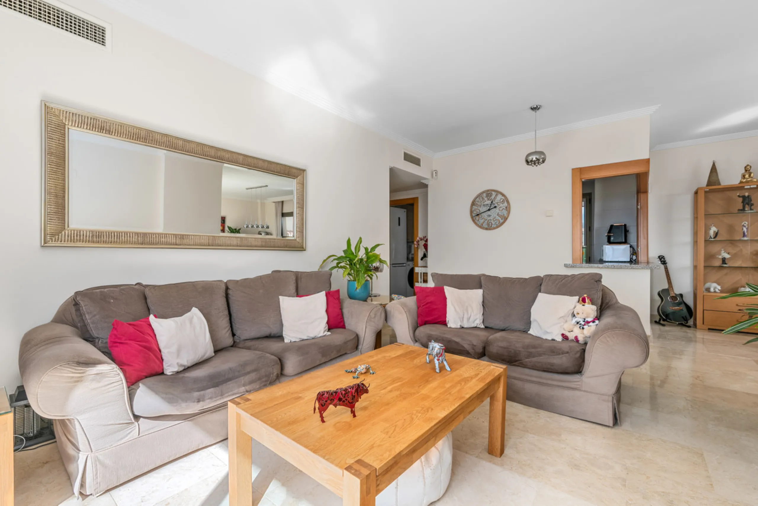 STUNNING 3-BEDROOM PENTHOUSE WITH PANORAMIC SEA AND MOUNTAIN VIEWS