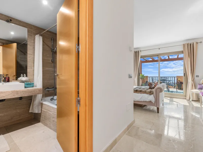 STUNNING 3-BEDROOM PENTHOUSE WITH PANORAMIC SEA AND MOUNTAIN VIEWS