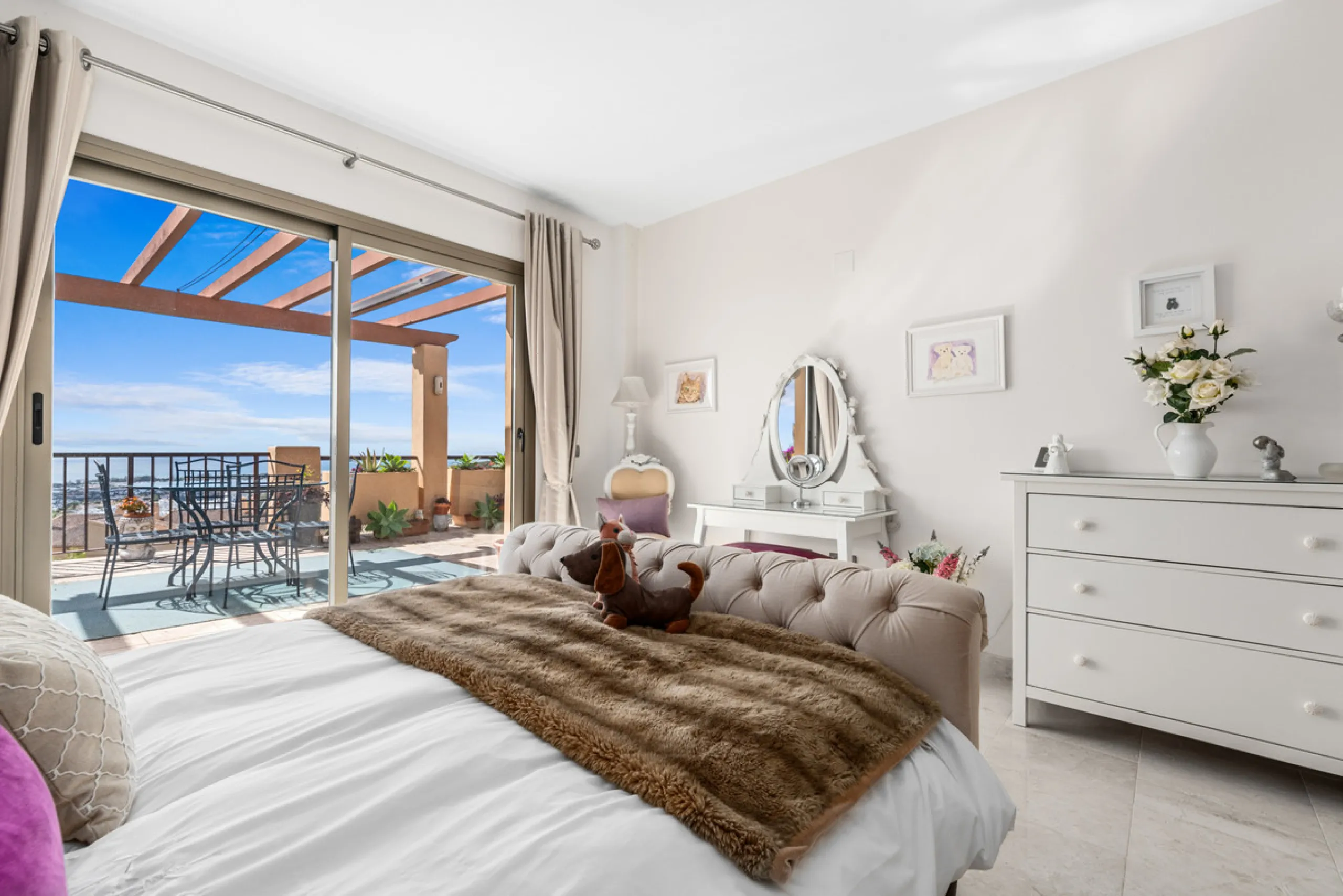 STUNNING 3-BEDROOM PENTHOUSE WITH PANORAMIC SEA AND MOUNTAIN VIEWS