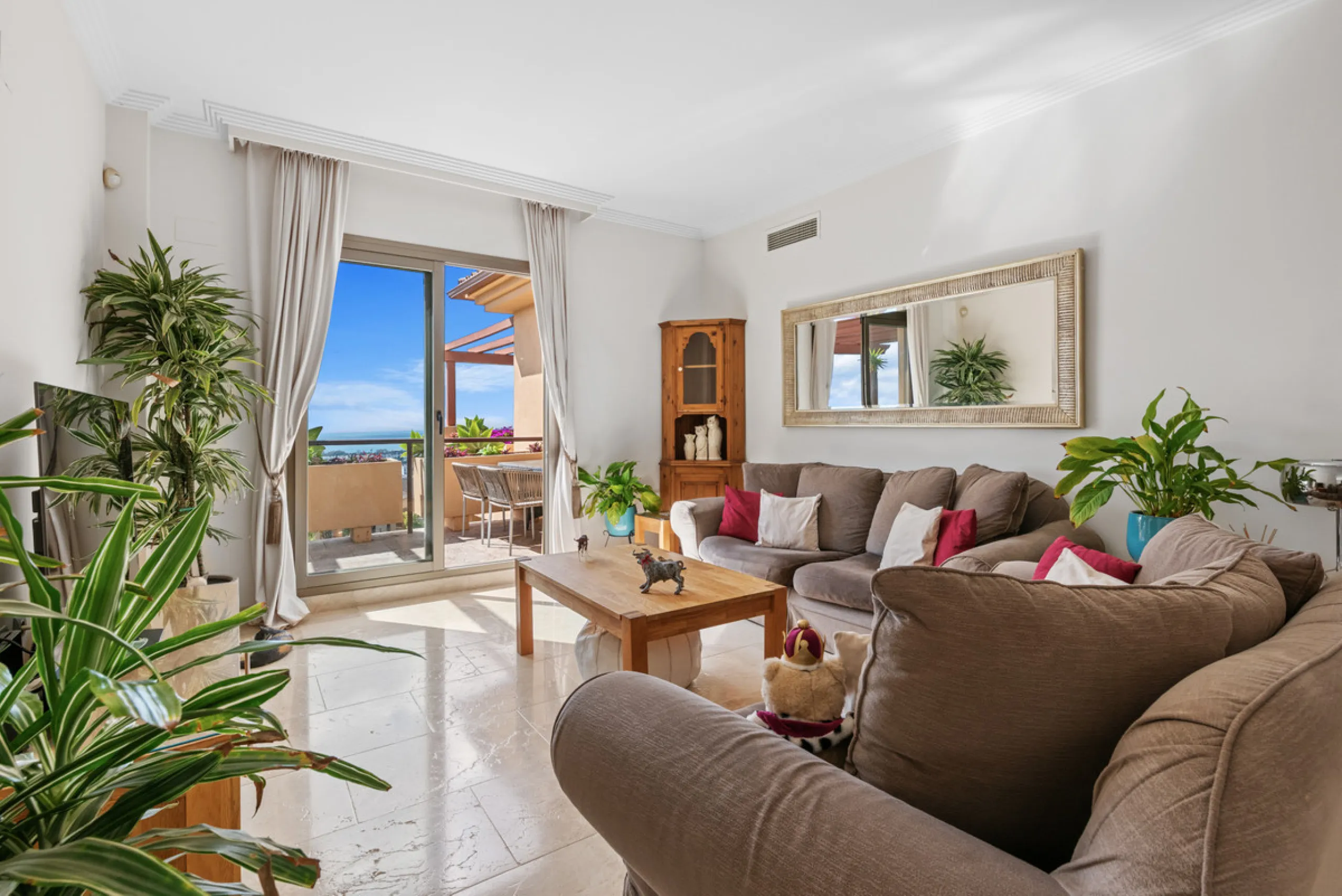 STUNNING 3-BEDROOM PENTHOUSE WITH PANORAMIC SEA AND MOUNTAIN VIEWS