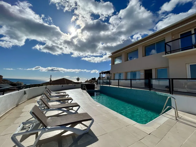 Discover this stunning luxury villa located in the exclusive Torreblanca area of ​​Fuengirola.