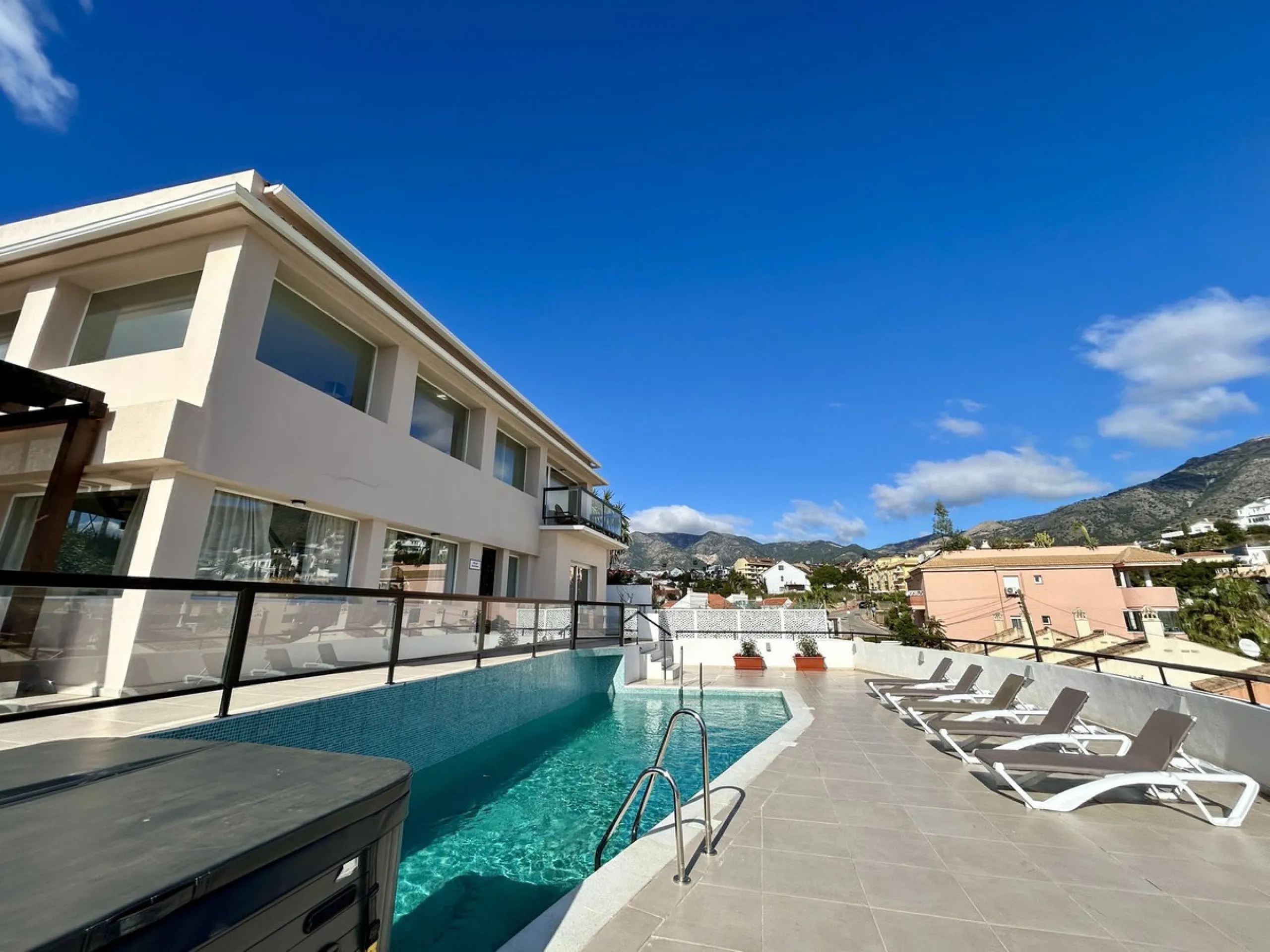 Discover this stunning luxury villa located in the exclusive Torreblanca area of ​​Fuengirola.