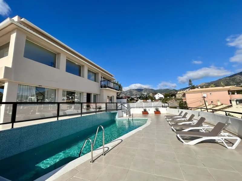 Discover this stunning luxury villa located in the exclusive Torreblanca area of ​​Fuengirola.