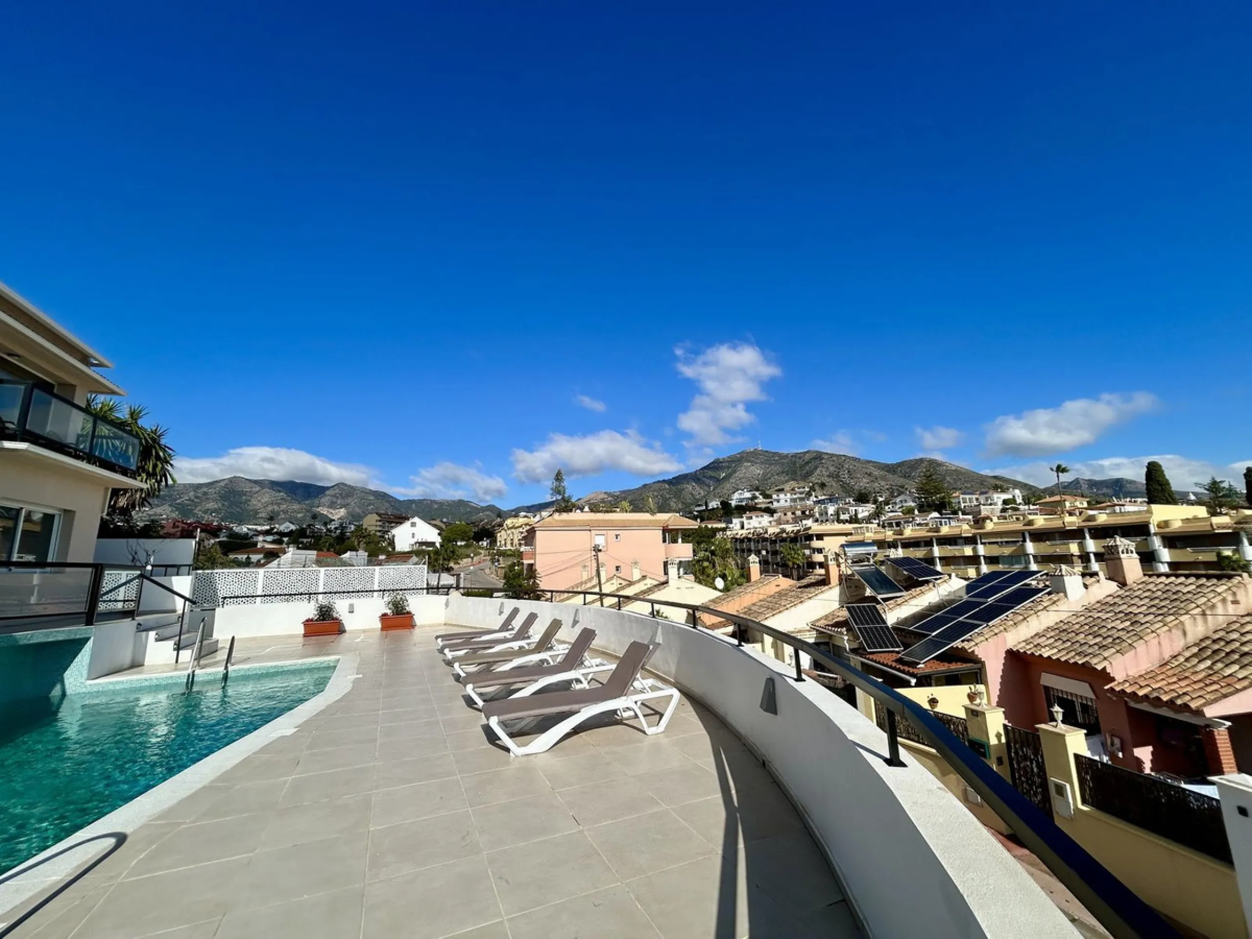 Discover this stunning luxury villa located in the exclusive Torreblanca area of ​​Fuengirola.
