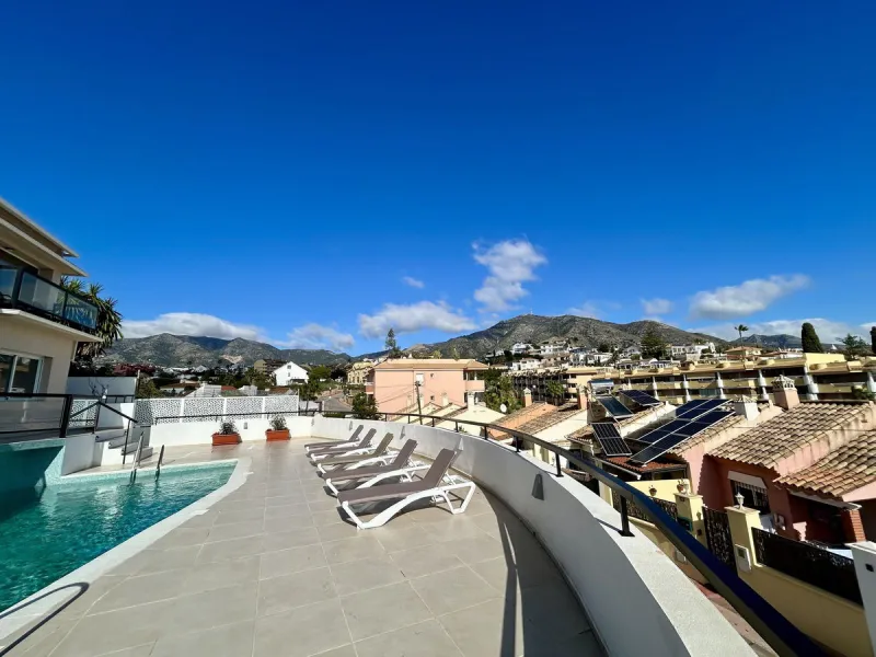 Discover this stunning luxury villa located in the exclusive Torreblanca area of ​​Fuengirola.