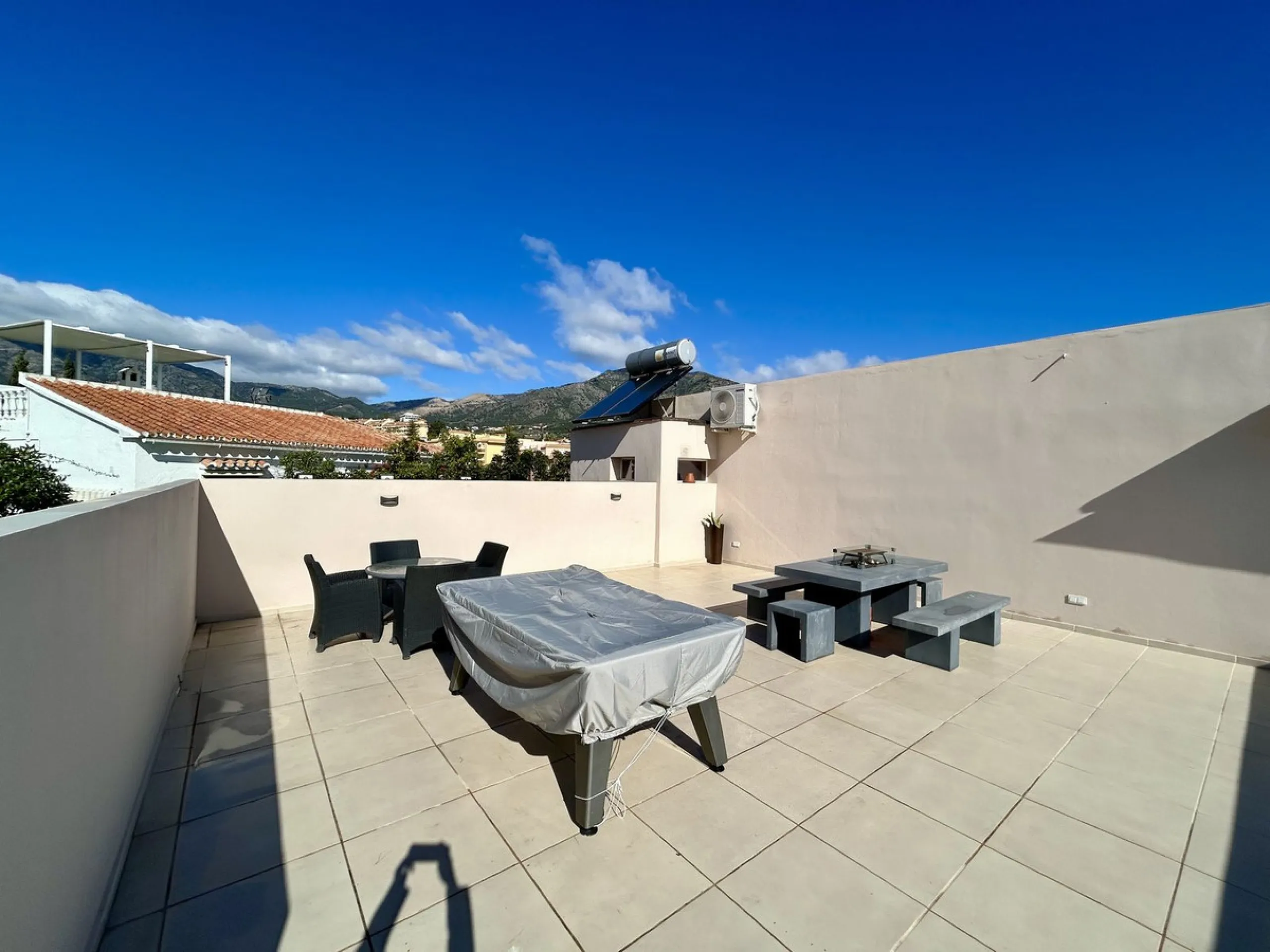 Discover this stunning luxury villa located in the exclusive Torreblanca area of ​​Fuengirola.