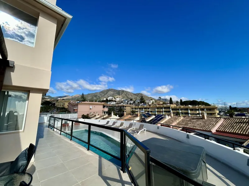 Discover this stunning luxury villa located in the exclusive Torreblanca area of ​​Fuengirola.