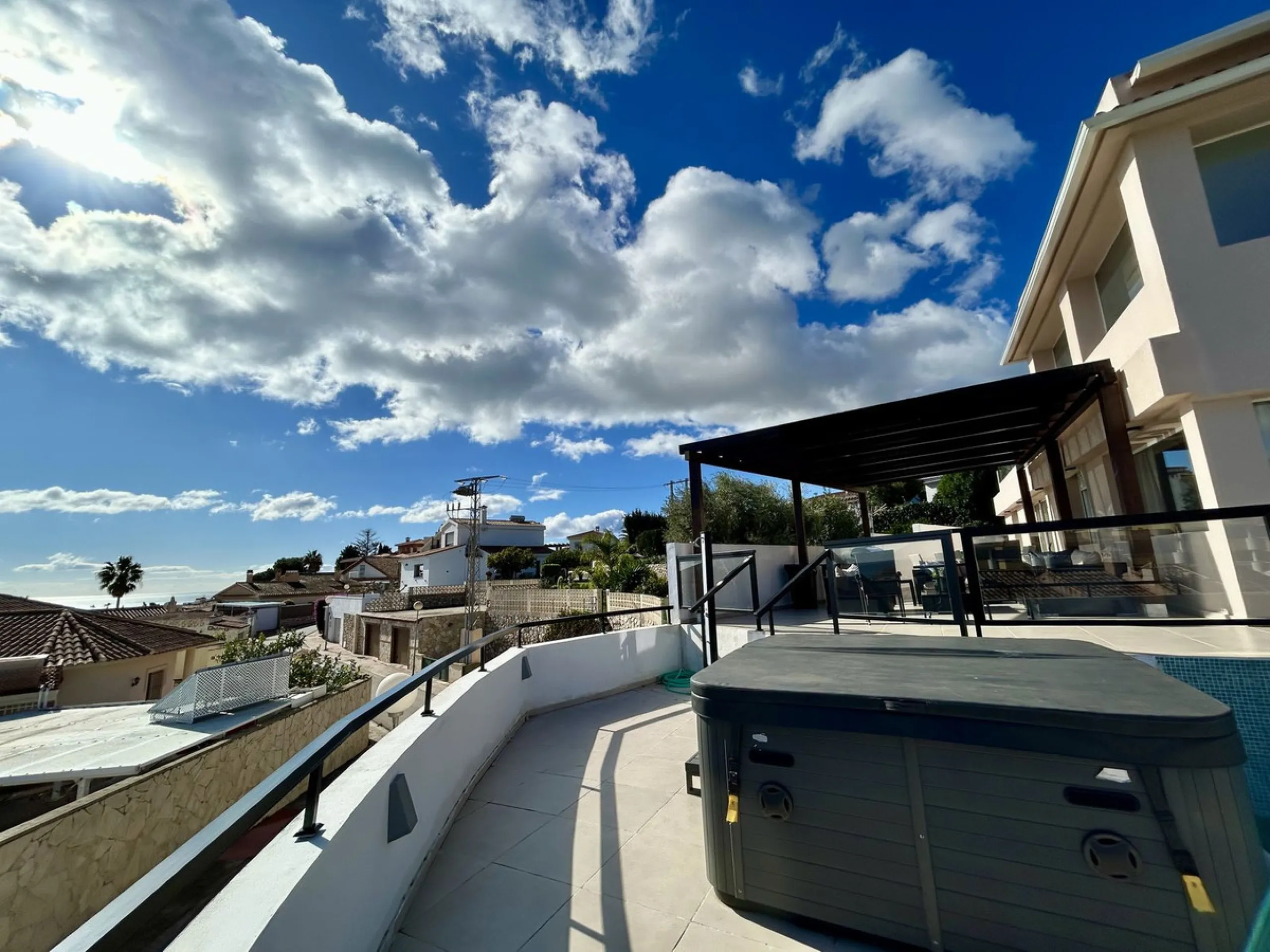 Discover this stunning luxury villa located in the exclusive Torreblanca area of ​​Fuengirola.