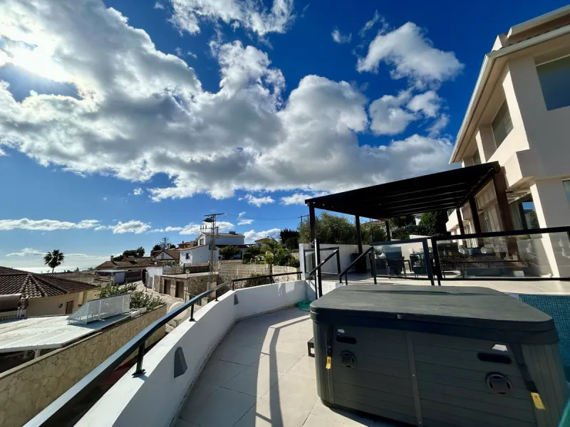 Discover this stunning luxury villa located in the exclusive Torreblanca area of ​​Fuengirola.