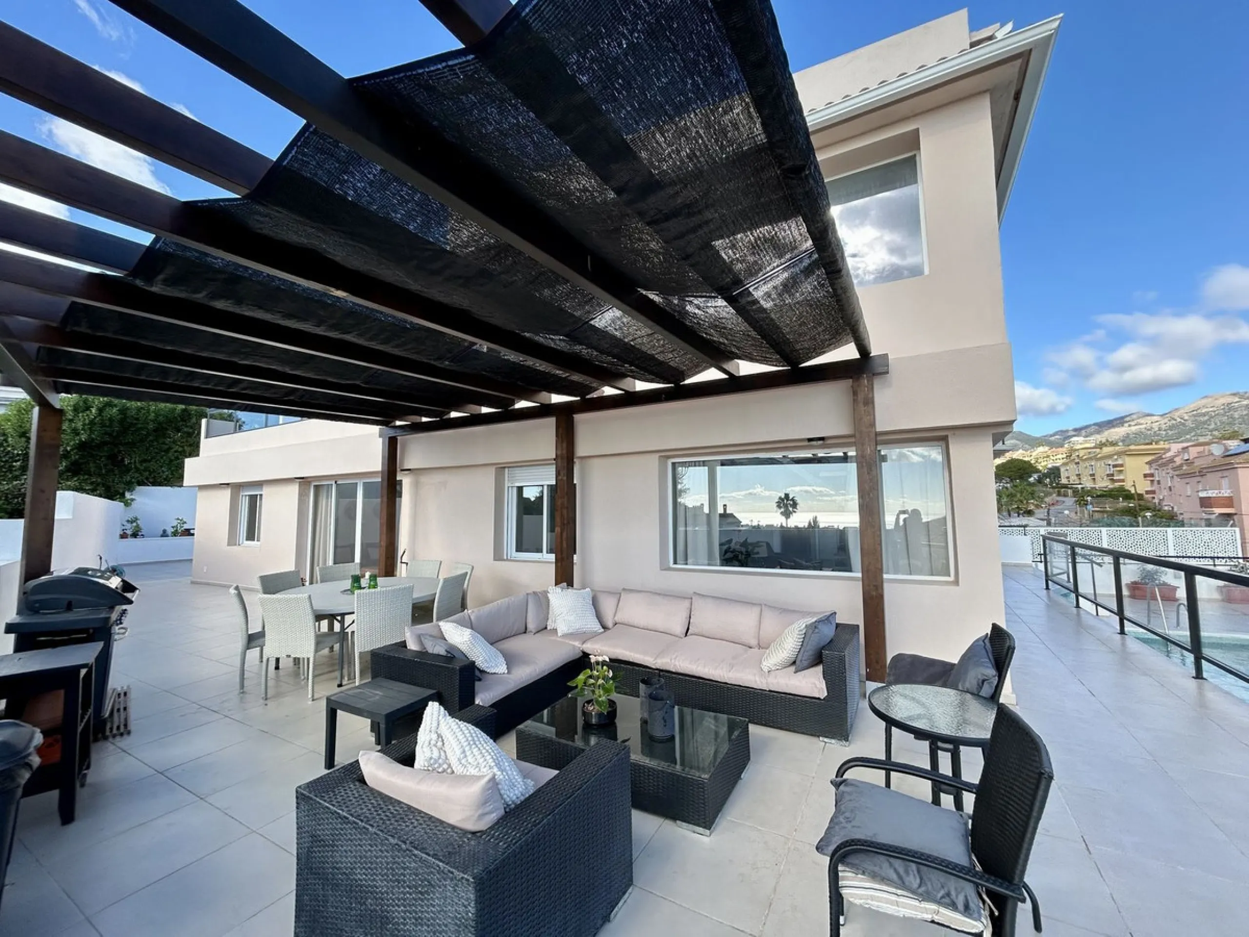 Discover this stunning luxury villa located in the exclusive Torreblanca area of ​​Fuengirola.