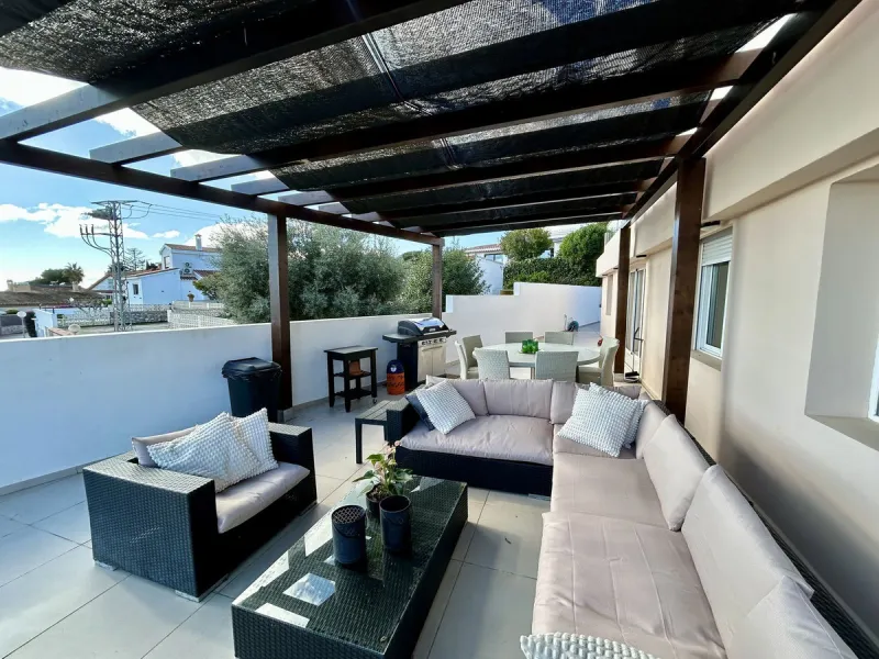 Discover this stunning luxury villa located in the exclusive Torreblanca area of ​​Fuengirola.