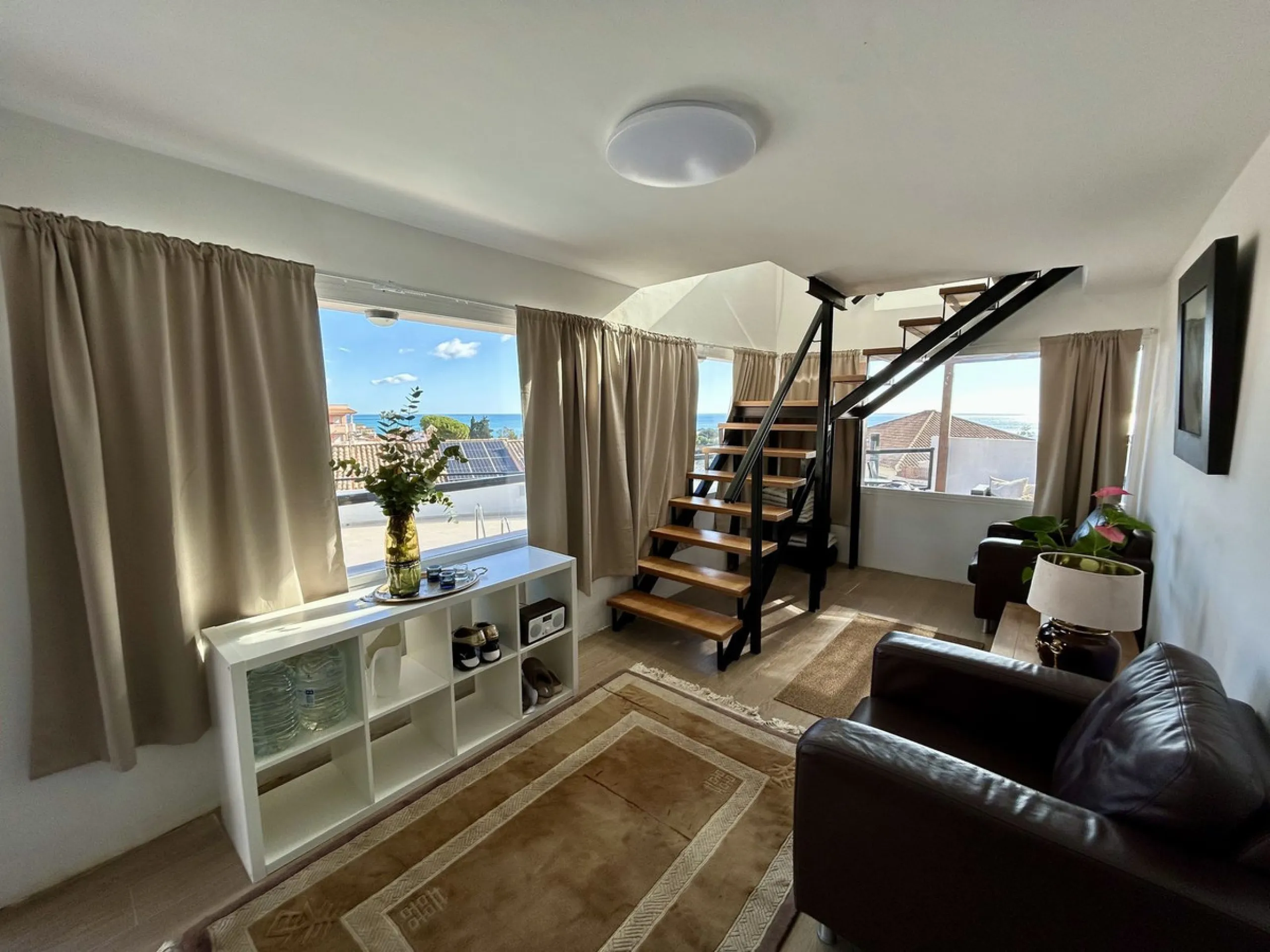 Discover this stunning luxury villa located in the exclusive Torreblanca area of ​​Fuengirola.