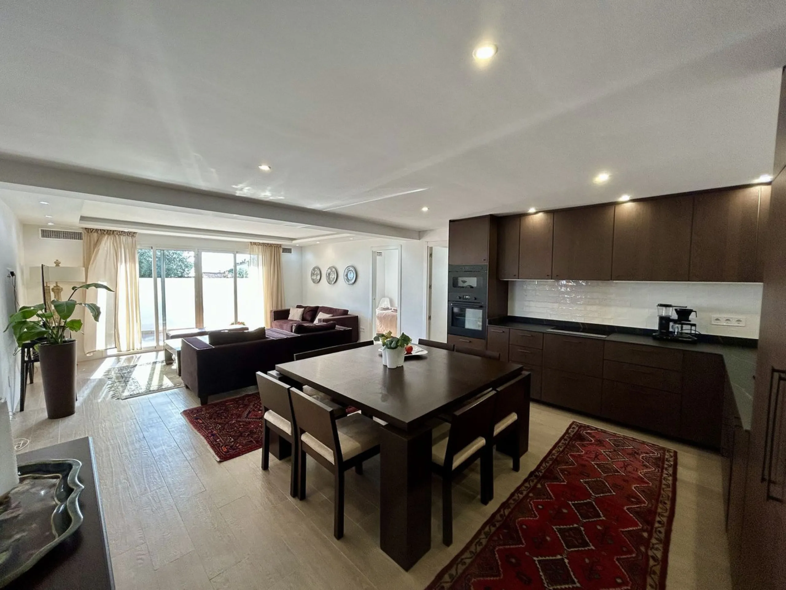 Discover this stunning luxury villa located in the exclusive Torreblanca area of ​​Fuengirola.