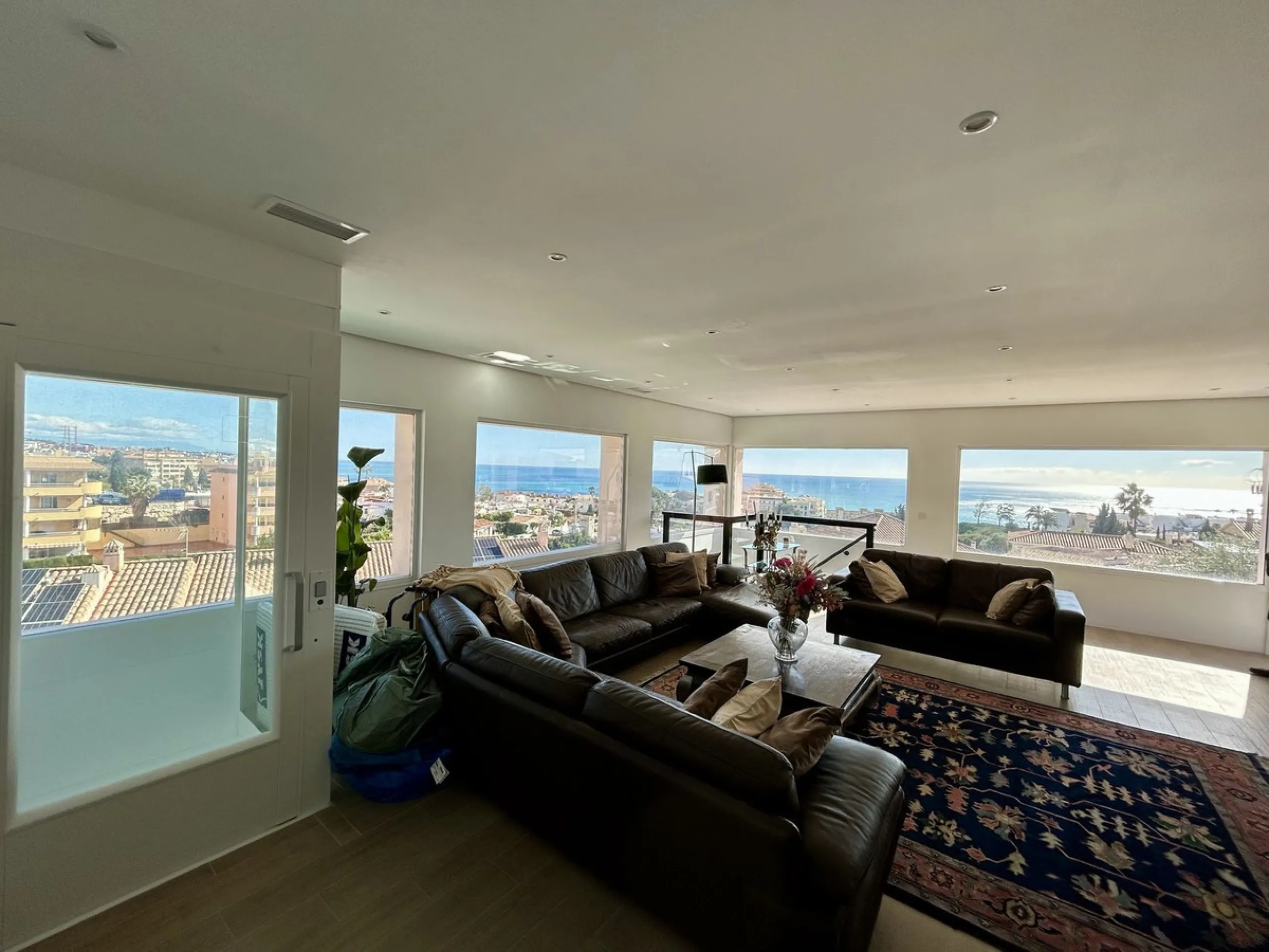 Discover this stunning luxury villa located in the exclusive Torreblanca area of ​​Fuengirola.