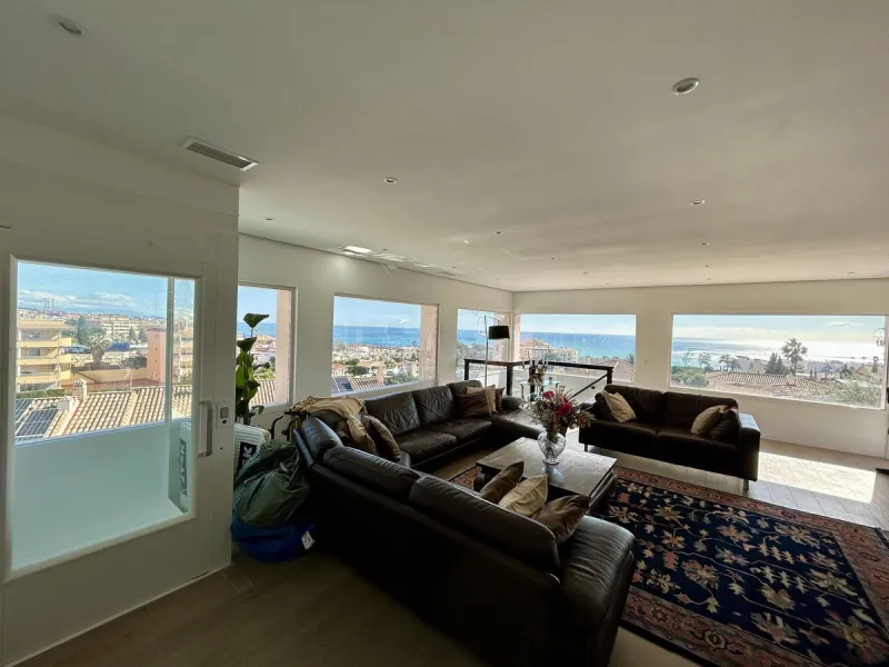 Discover this stunning luxury villa located in the exclusive Torreblanca area of ​​Fuengirola.