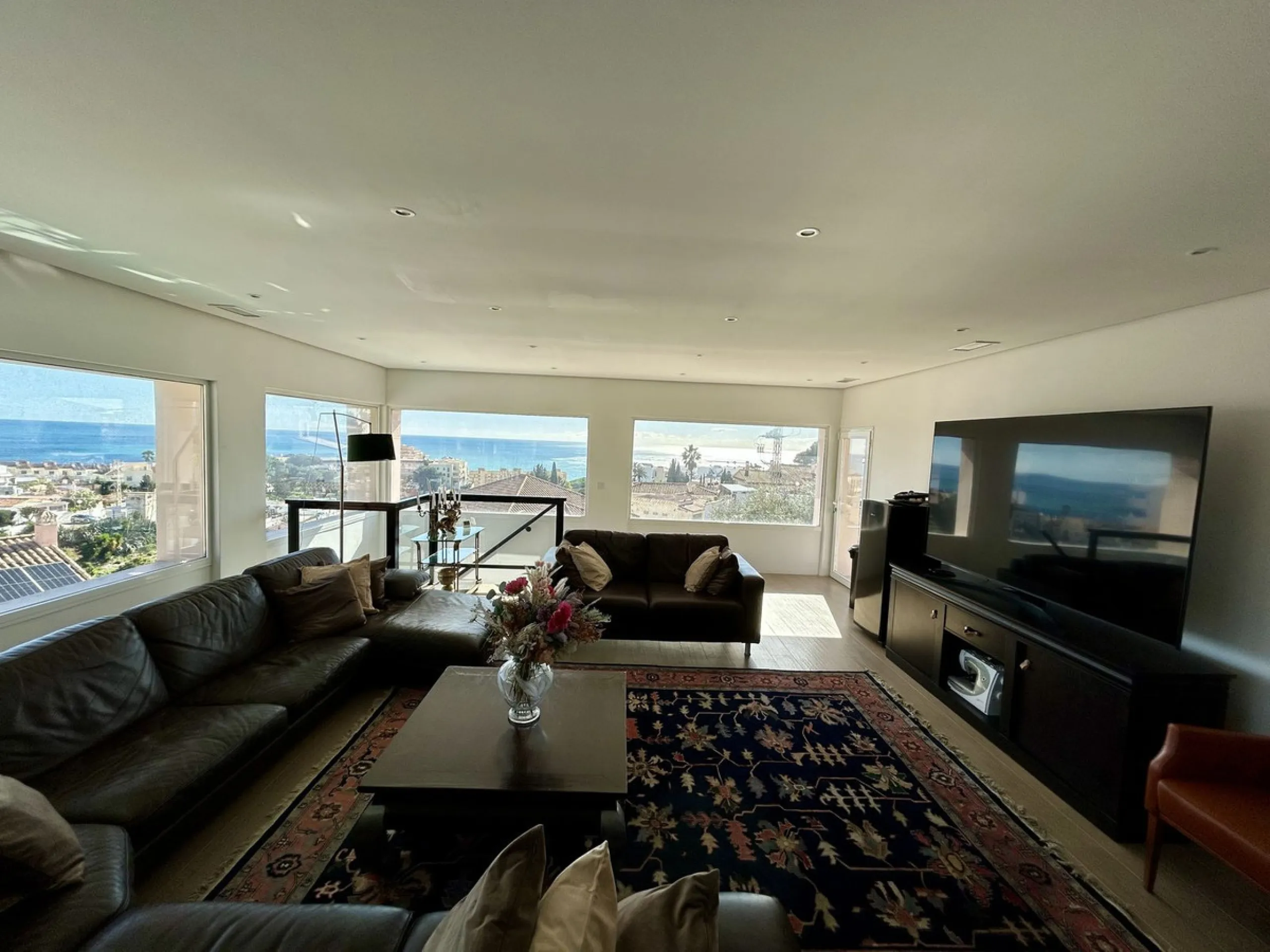 Discover this stunning luxury villa located in the exclusive Torreblanca area of ​​Fuengirola.