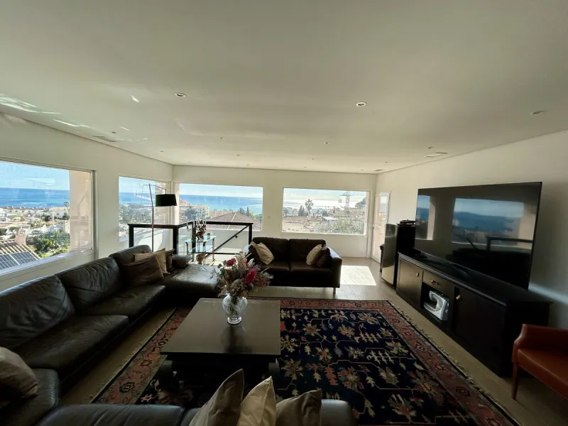 Discover this stunning luxury villa located in the exclusive Torreblanca area of ​​Fuengirola.