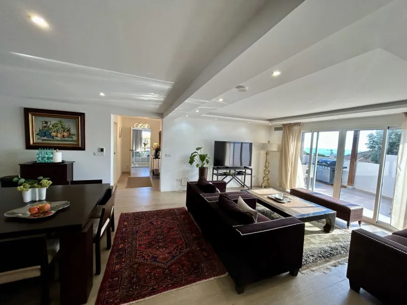 Discover this stunning luxury villa located in the exclusive Torreblanca area of ​​Fuengirola.