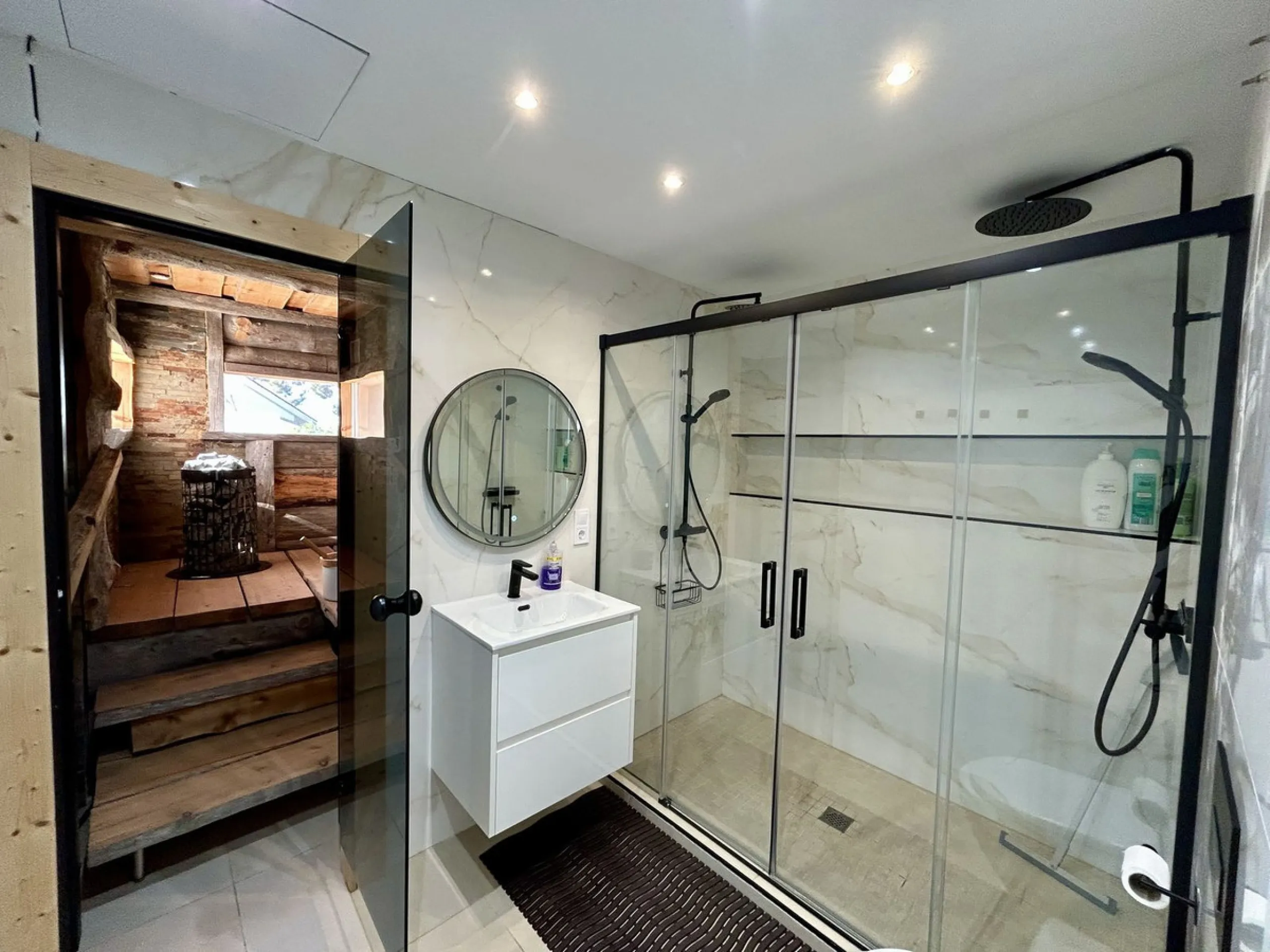 Discover this stunning luxury villa located in the exclusive Torreblanca area of ​​Fuengirola.